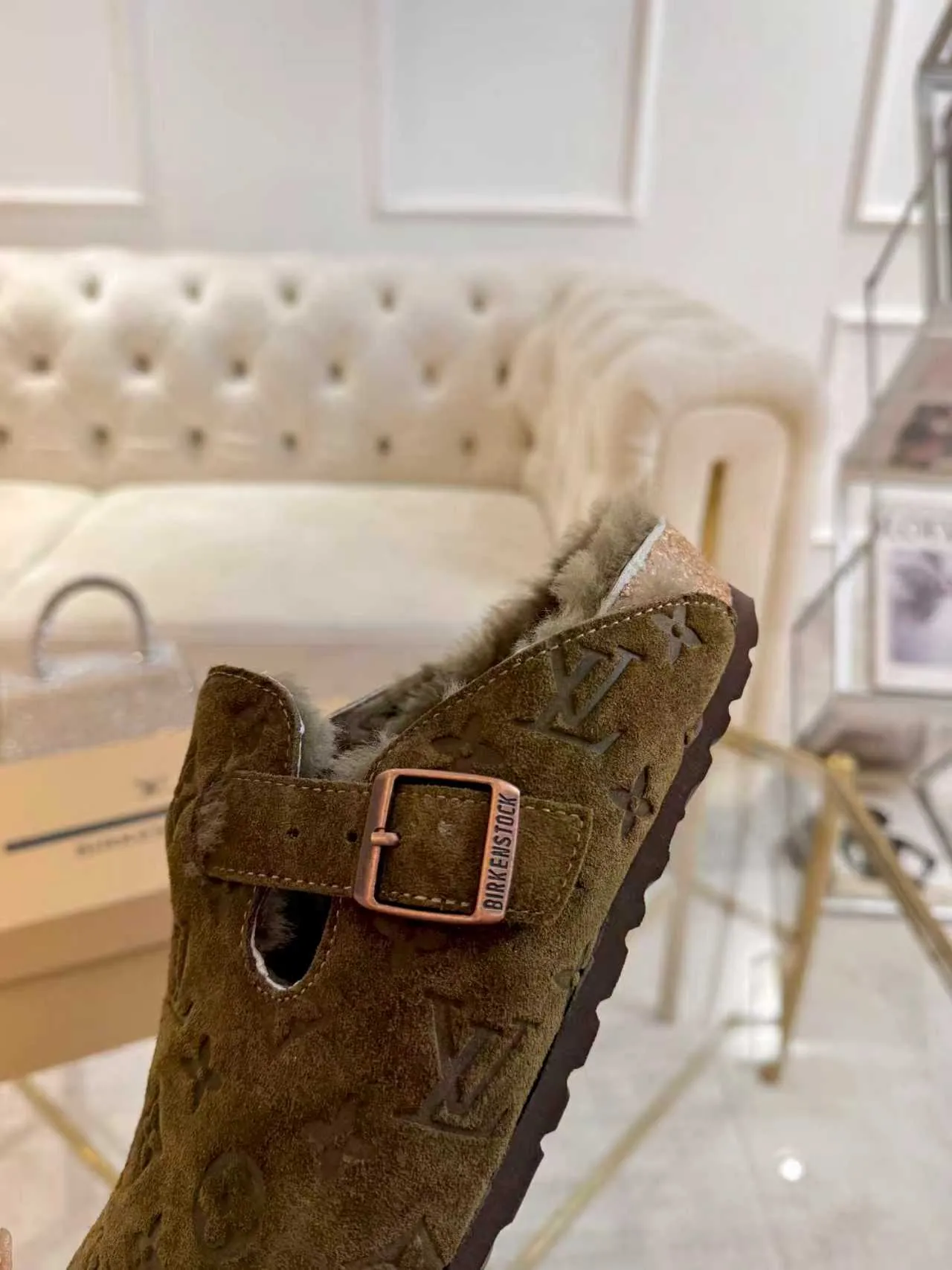 p600 ✨ LV wool slippers for couples｜Even the toes exude a sense of luxury ✨ We have achieved the ultimate restoration of the "high version" of this pair of LV classic Birkenstock slippers, with the mark of luxury in every detail. 👫 ▫️ Original jacquard with delicate cowhide leather, retro texture is at your fingertips; ▫️ 100% pure wool lining, wearing barefoot is like stepping on clouds, skin-friendly, breathable and not sweaty; ▫️ Three-dimensional toe cap + non-slip rubber sole, safe and secure when walking in the wind.  The belt buckle and presbyopia elements are embellished, revealing the aura of a big-name brand in a low-key manner. Whether it is on a date or out on the street, every step is like walking in the middle of a show.  Pair it with jeans for a lazy and casual look; with a coat and skirt, it will look elegant. With one pair of shoes, you can easily switch between multiple styles, and you never have to be deliberate about the sense of luxury.  #LVcouples #high-endwear #lightluxurylife #quality recommendation Fabric: classic presbyopia/imported sheepskin/classic jacquard fabric Lining: imported wool lining Sole: original rubber sole Size: Female 35-41 Male 38-46
